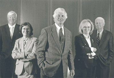 De gauche à droite : Anthony Boardman, Anne Warner La Forest, Brien G. Benoit (président), Mary Catherine Lindberg (vice-présidente) et Tim Armstrong